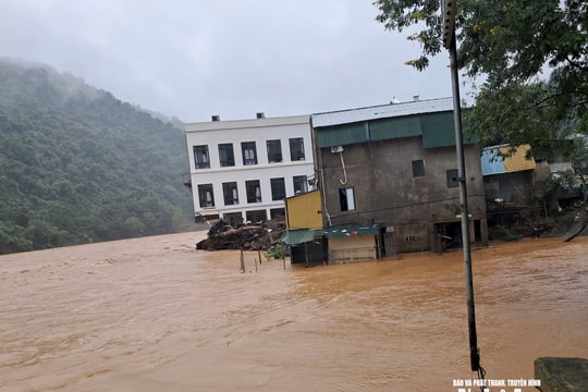 Người dân miền Tây Nghệ An lại tất tả chạy lũ