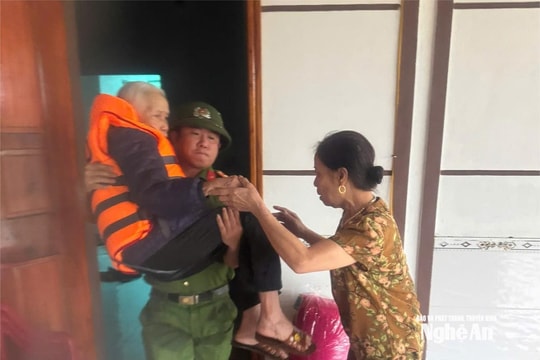 Công an các xã, phường tại Nghệ An nỗ lực giúp dân khắc phục hậu quả bão số 10