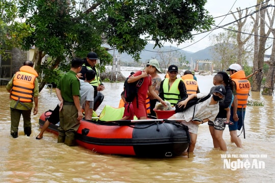 Mùa 'chạy lũ' của người dân ngoài đê Sông Lam