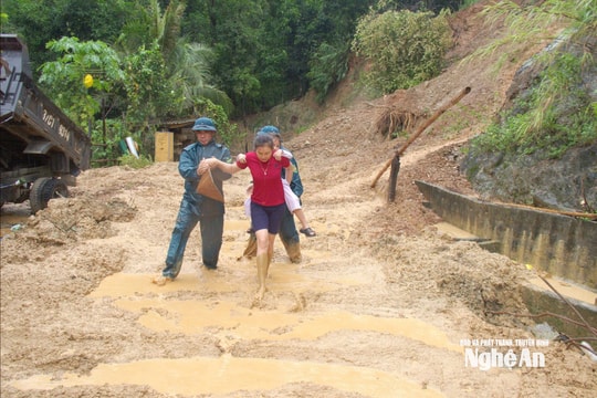 Bộ Chỉ huy Quân sự tỉnh kiểm tra công tác khắc phục hậu quả bão số 10 tại các xã miền Tây Nghệ An