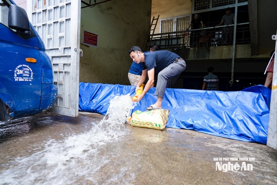 Các chợ ở Nghệ An cấp tập dọn dẹp, sửa chữa, sớm ổn định mua bán sau bão số 10