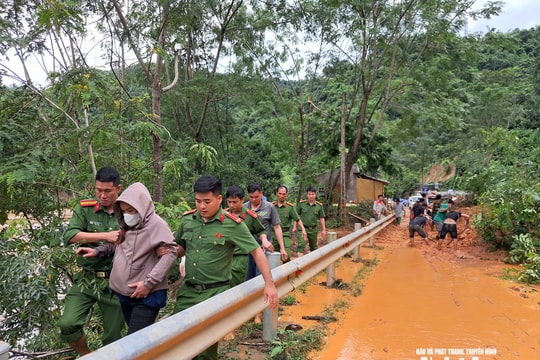 Lực lượng chức năng xã Chiêu Lưu kịp đưa sản phụ vùng lũ đi sinh an toàn