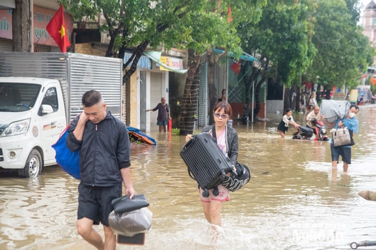 Ngập lụt lịch sử ở khu dân cư ven sông Vinh sau bão số 10