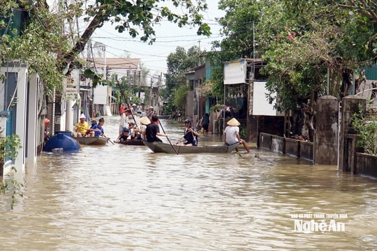 Vùng lũ Yên Trung bị chia cắt sau bão số 10
