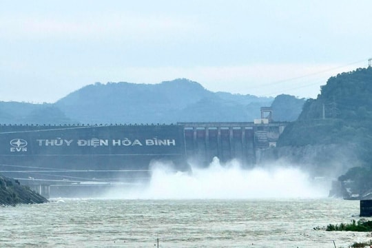 Lũ vẫn đổ về, nhiều hồ thuỷ điện tiếp tục xả nước
