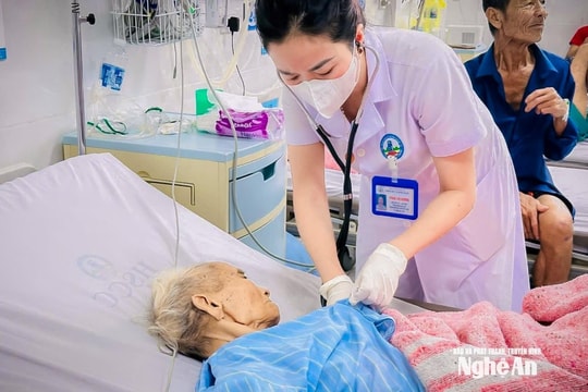 Sở Y tế Nghệ An chỉ đạo công tác khám, chữa bệnh và phòng, chống dịch bệnh sau bão số 10