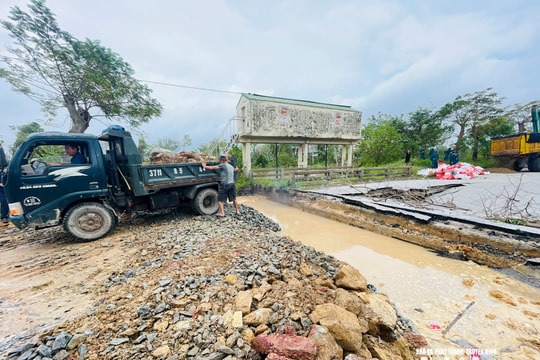 Phó Chủ tịch UBND tỉnh Hoàng Phú Hiền chỉ đạo khắc phục sự cố nứt đường ven sông Vinh