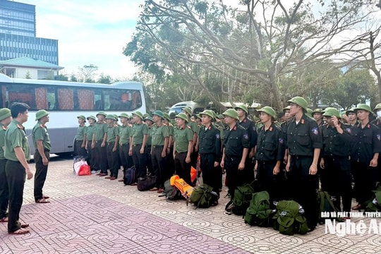 Công an Nghệ An xuất quân hỗ trợ người dân khắc phục hậu quả sau bão số 10