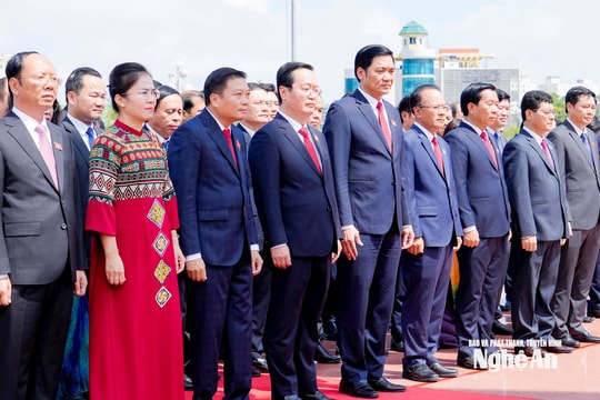 Đoàn đại biểu Đại hội Đảng bộ tỉnh Nghệ An lần thứ XX dâng hoa, báo công trước tượng đài Bác Hồ