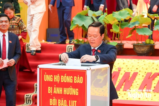 Đại biểu tham dự Đại hội Đảng bộ tỉnh Nghệ An ủng hộ đồng bào bị thiệt hại do cơn bão số 10