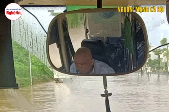 Hà Nội ngập sâu, người dân bì bõm lội nước ngay trên sàn xe bus