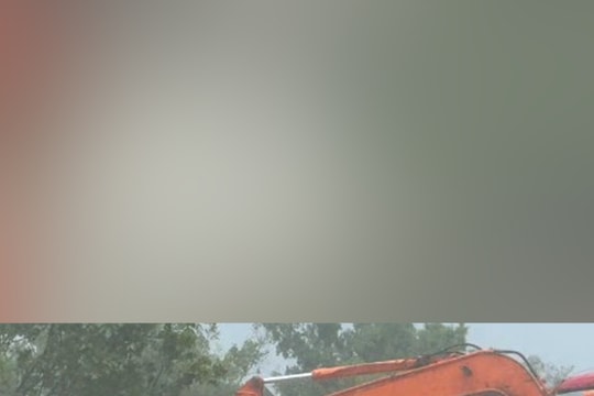 Cảnh sát giao thông giăng dây, dùng máy xúc cứu ba người bị nước lũ cuốn