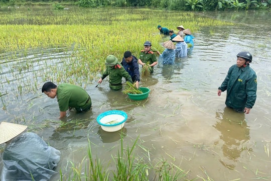 Thủ tướng yêu cầu phải thần tốc hơn nữa, huy động tối đa lực lượng khắc phục nhanh nhất hậu quả bão, mưa lũ