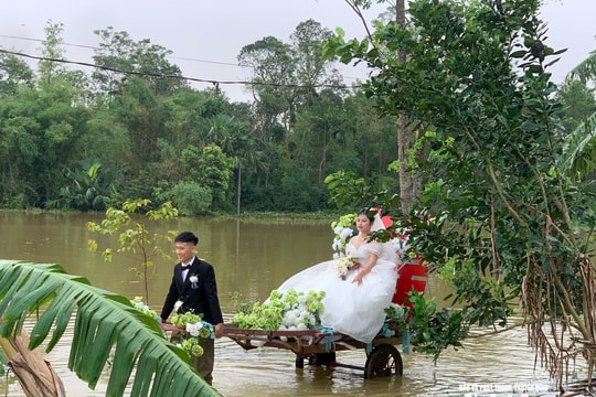 Đám cưới vượt lũ độc đáo của đôi bạn trẻ ở Bích Hào