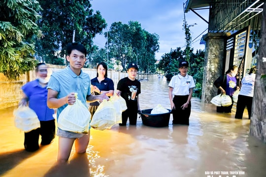 Những bữa cơm ấm lòng ngày lũ...
