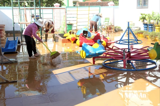 Người dân xã Tân Kỳ khẩn trương khắc phục hậu quả sau cơn lũ lịch sử