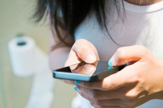 Cảnh báo những tác động đối với sức khỏe khi dùng điện thoại trong nhà vệ sinh