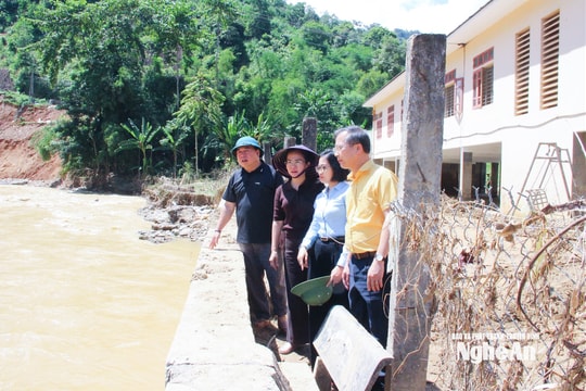 Đồng chí Võ Thị Minh Sinh kiểm tra công tác khắc phục thiệt hại do cơn bão số 10 gây ra tại các xã Yên Hòa, Yên Na và Nga My