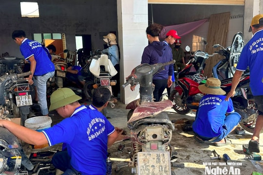 Ấm lòng sau bão: Hàng chục thợ sửa xe miễn phí giúp người dân Nghệ An