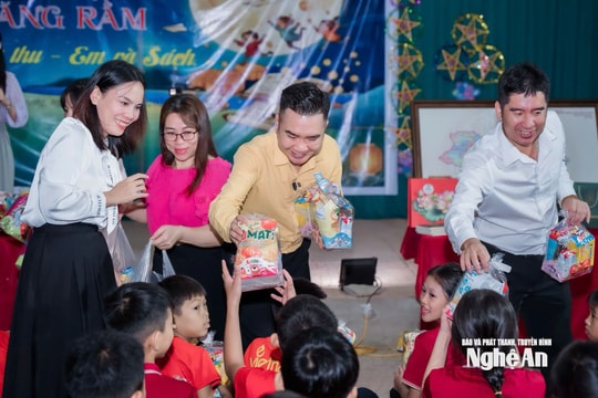 Hoàng Gia Phát Group phối hợp tặng quà trung thu tới học sinh vùng lũ xã Yên Hòa