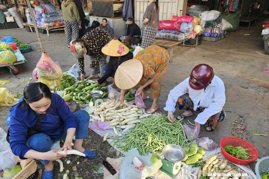 Rau xanh "đội giá" sau bão, thực phẩm khác giữ ổn định