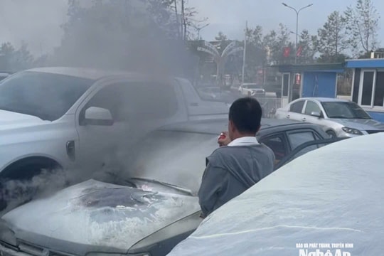 Ô tô bất ngờ bốc cháy tại bãi giữ xe bệnh viện