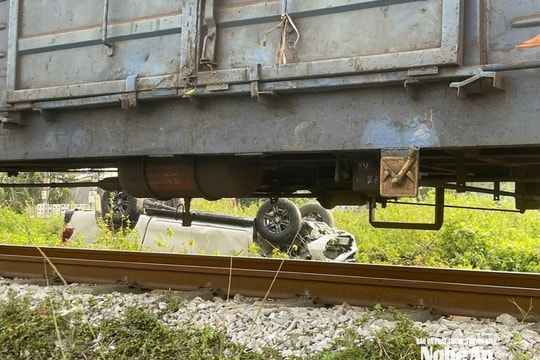 Ô tô lật ngửa sau va chạm với tàu hỏa tại phường Trường Vinh