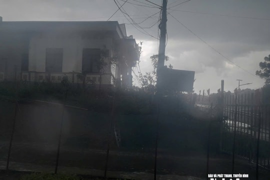 Nghệ An: Giông lốc làm sập nhà dân ở xã biên giới Thông Thụ