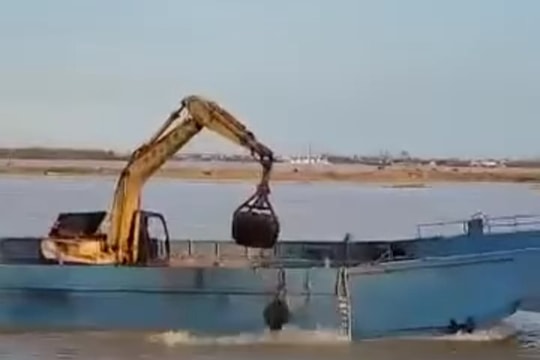 Một chiếc tàu thả rác thải xuống sông Lam?