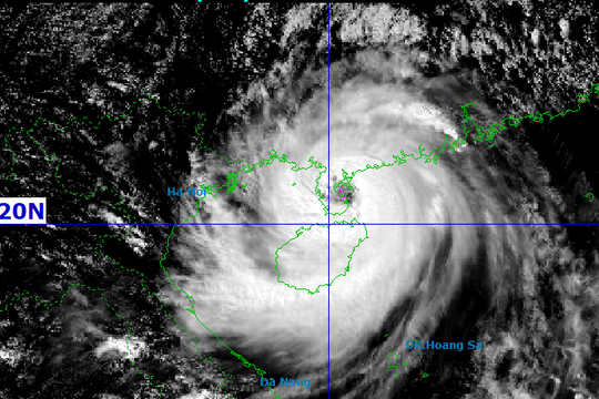 Bão số 11 tiến sát đất liền, gió giật cấp 16