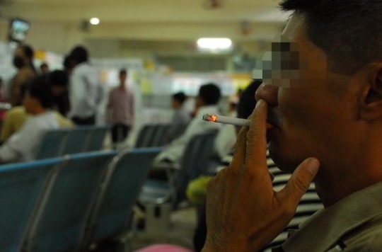 Hút thuốc lá nơi công cộng bị xử phạt như thế nào?