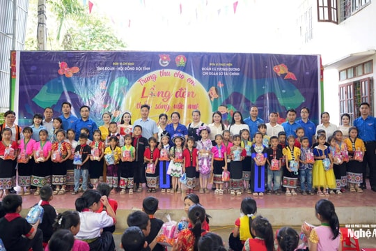 Hơn 15.000 suất quà Trung thu được trao tới các em nhỏ có hoàn cảnh đặc biệt khó khăn trong Chương trình “Gói trăng trao em”