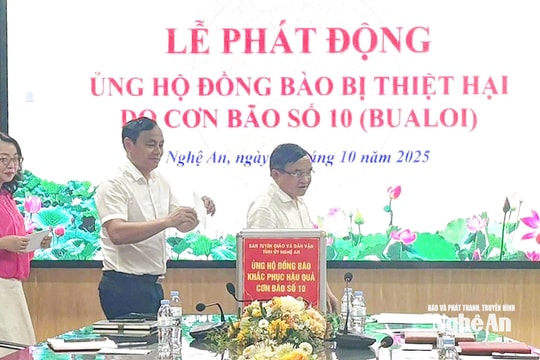 Ban Tuyên giáo và Dân vận Tỉnh ủy ủng hộ người dân bị thiệt hại do cơn bão số 10