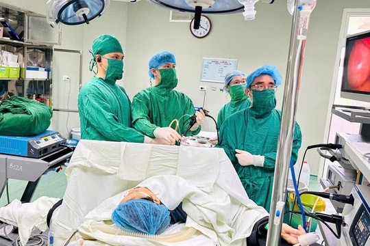 Bệnh viện Hữu nghị Đa khoa Nghệ An phẫu thuật nội soi kết hợp tán sỏi đường mật bằng điện thủy lực có sử dụng ống nội soi mềm