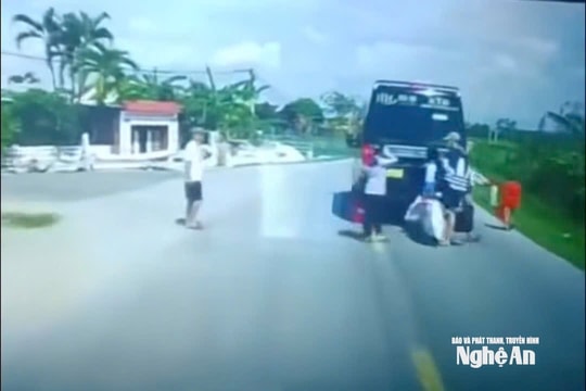 Xe khách dừng giữa đường đón khách gây bức xúc trên mạng xã hội