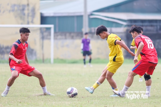 Trước thềm Giải League, U14 Sông Lam Nghệ An thi đấu giao hữu với Đội bóng Trường Đại học Sư phạm Kỹ thuật Vinh