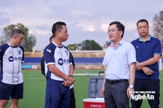 Lãnh đạo Sở Văn hóa, Thể thao và Du lịch Nghệ An tặng hoa, chúc mừng tân HLV trưởng Sông Lam Nghệ An