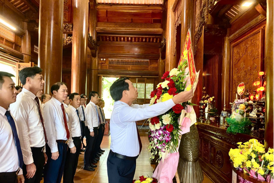 Ban Tổ chức Tỉnh ủy dâng hoa, dâng hương, tưởng niệm Chủ tịch Hồ Chí Minh