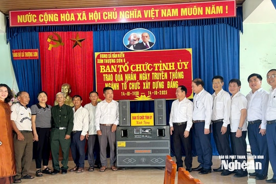 Ban Tổ chức Tỉnh ủy Nghệ An tặng quà tri ân tại xã Văn Hiến