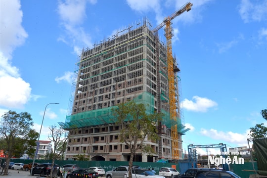 Phó Chủ tịch UBND tỉnh Hoàng Phú Hiền kiểm tra tiến độ cải tạo chung cư cũ tại phường Thành Vinh