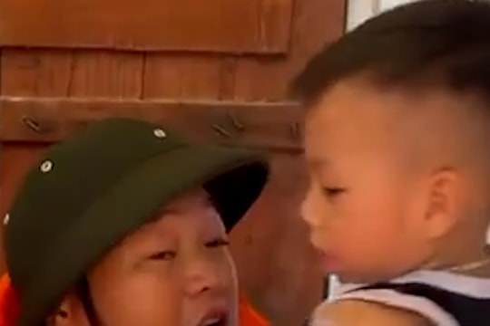 Câu nói của chiến sĩ cảnh sát giữa tâm lũ khiến triệu người rưng rưng xúc động