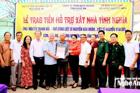 Trao 50 triệu đồng hỗ trợ xây nhà tình nghĩa cho gia đình liệt sỹ tại Hưng Nguyên Nam
