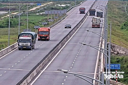Miễn phí dịch vụ đường bộ trên cao tốc Diễn Châu - Bãi Vọt cho phương tiện chở hàng cứu trợ bão, lũ