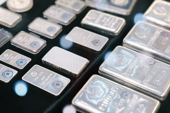 Giá bạc hôm nay 9/10/2025: Tăng mạnh lập đỉnh