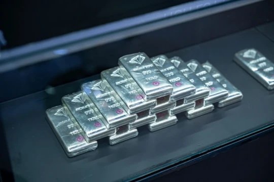 Giá bạc hôm nay 10/10/2025: Lập đỉnh 14 năm, vượt xa tốc độ tăng giá vàng