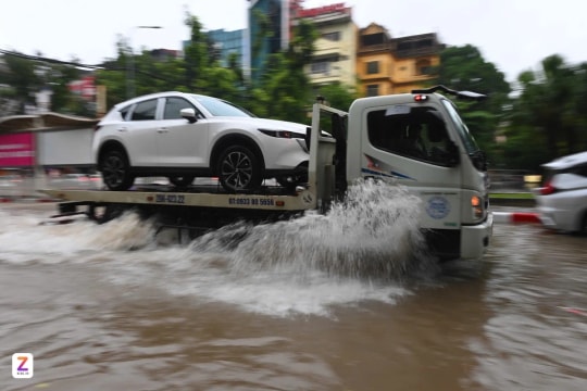 Cứu hộ ôtô mùa mưa lũ: Các hãng xe tung gói hỗ trợ