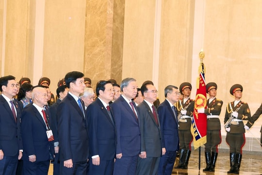 Tổng Bí thư đặt hoa tưởng nhớ Chủ tịch Kim Nhật Thành, Tổng Bí thư Kim Jong-il