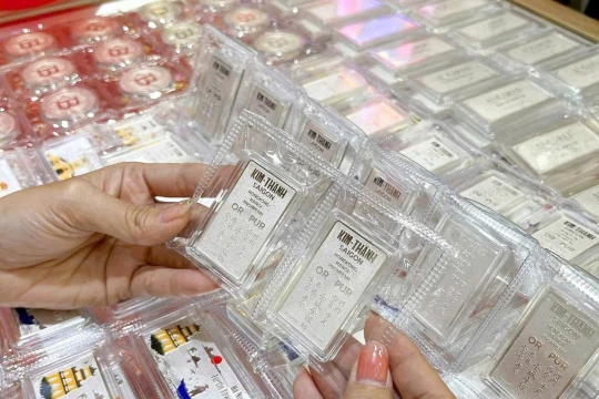 Giá bạc hôm nay 11/10/2025: Lập kỷ lục mới sau hơn 40 năm