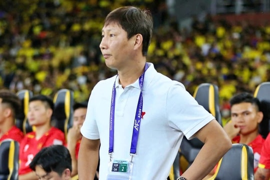 Quá khó cho tuyển Việt Nam trước Malaysia; Nhà Glazer ra giá bán đứt MU