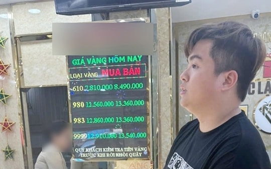 Đến nhà bạn học chơi, lẻn vào buồng ‘chôm’ vàng của mẹ bạn